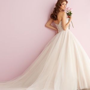 Wedding Dress 💍 ** BNWT - NEVER WORN**